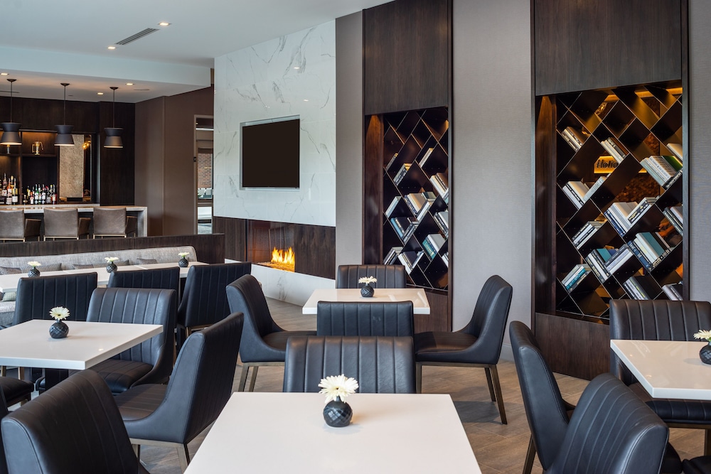 HOLIDAY INN BOSTON LOGAN AIRPORT - CHELSEA 36/64