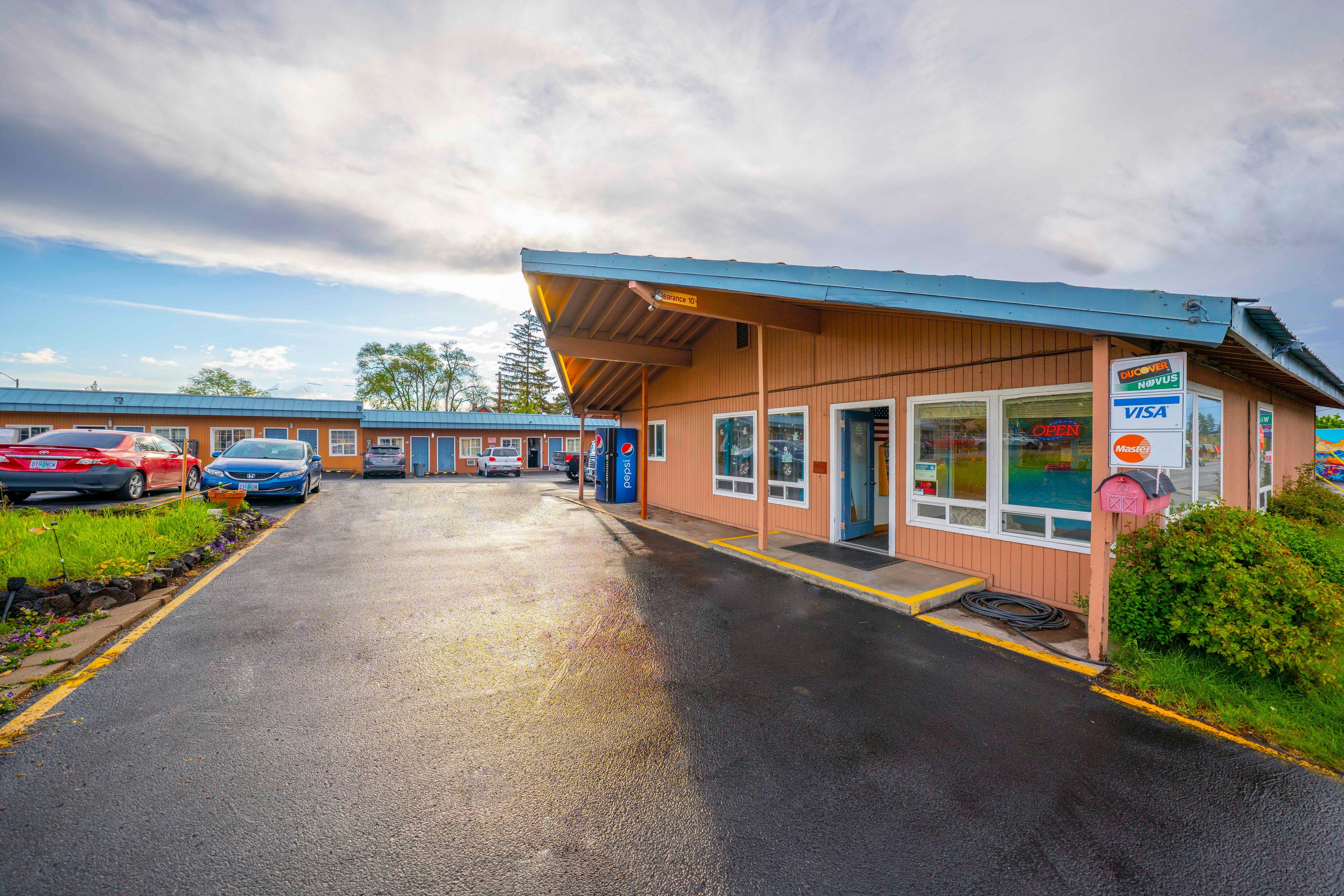 Royal Gateway Motel 17/21
