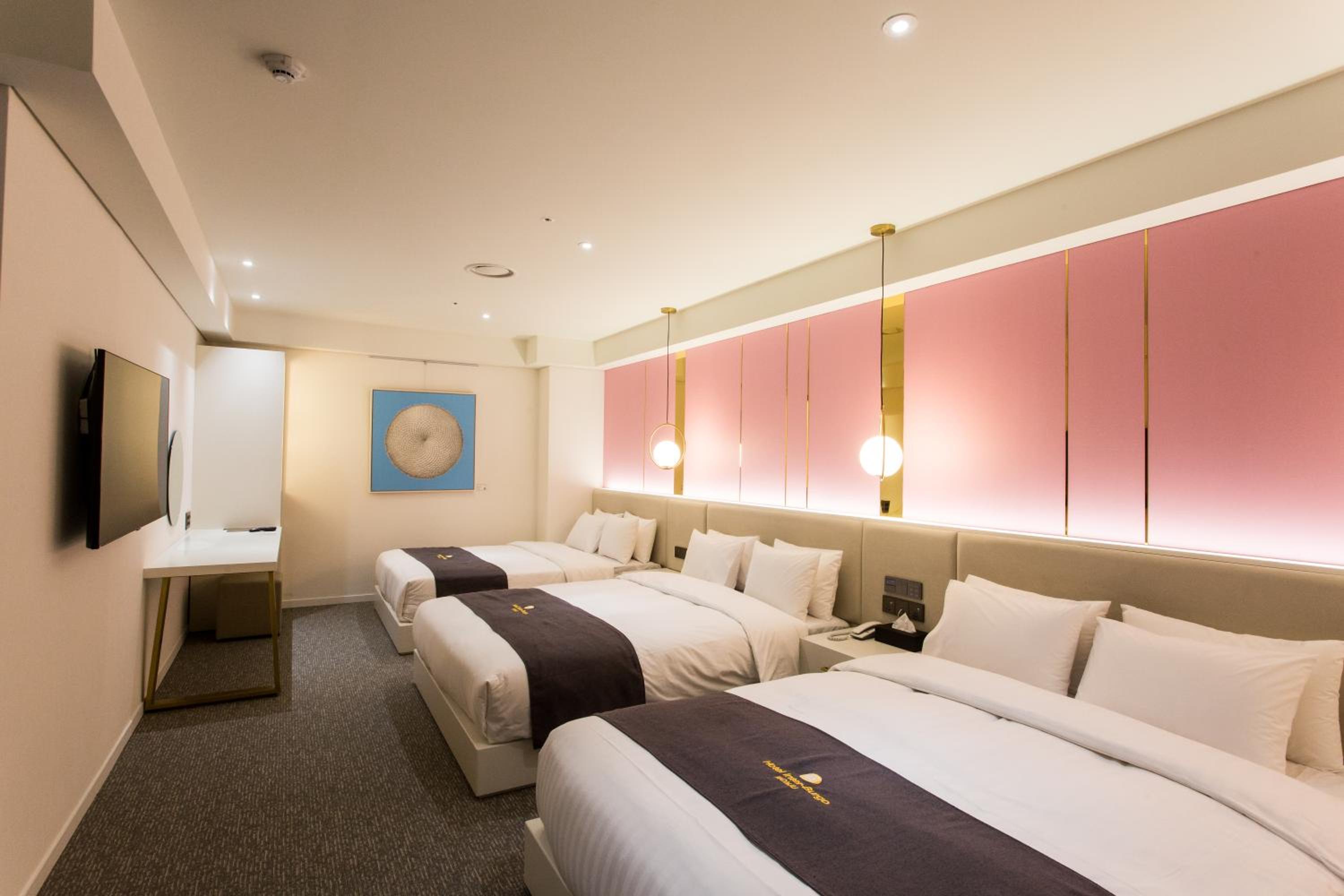Party, 3 Double Beds
