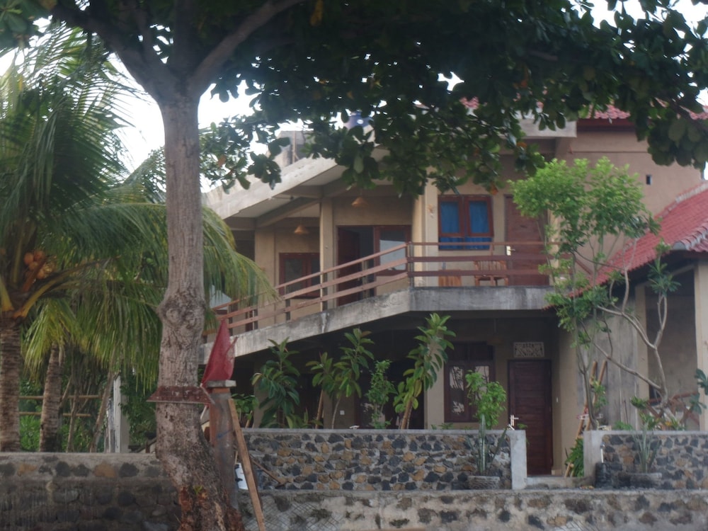 Amed Sari Beach Guesthouse 1/50