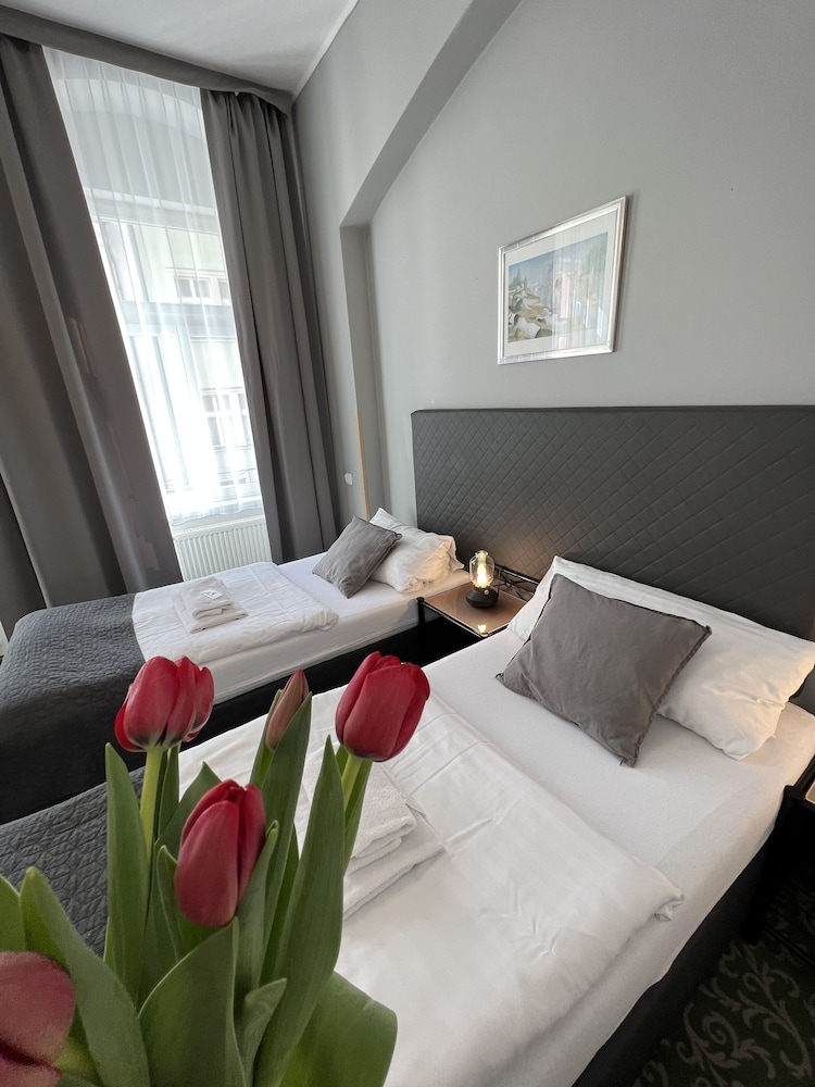 DELUXE, DOUBLE OR TWIN BED