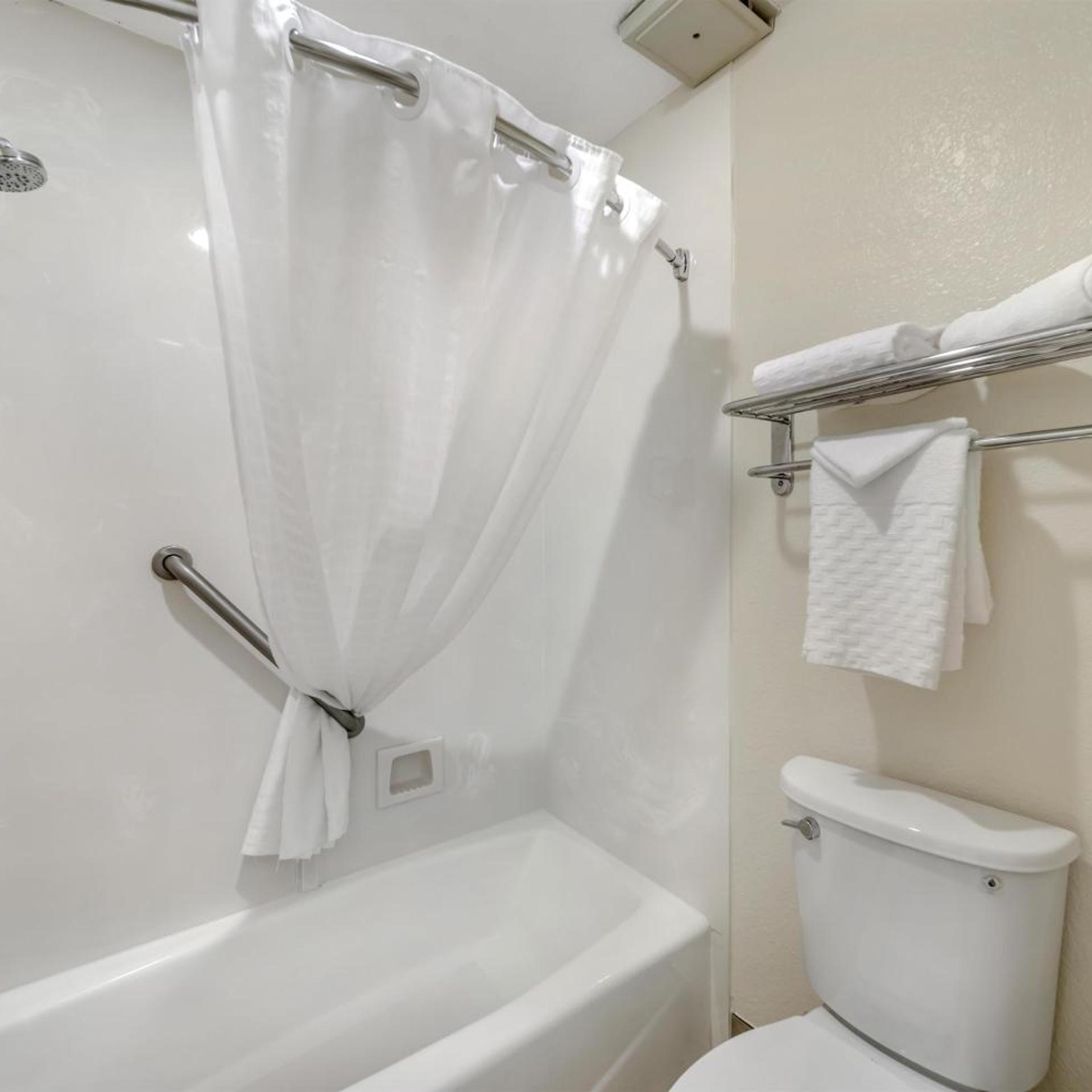 غرفة ديلوكس بسرير كينج، Best Western Plus Northwoods Inn 8/8