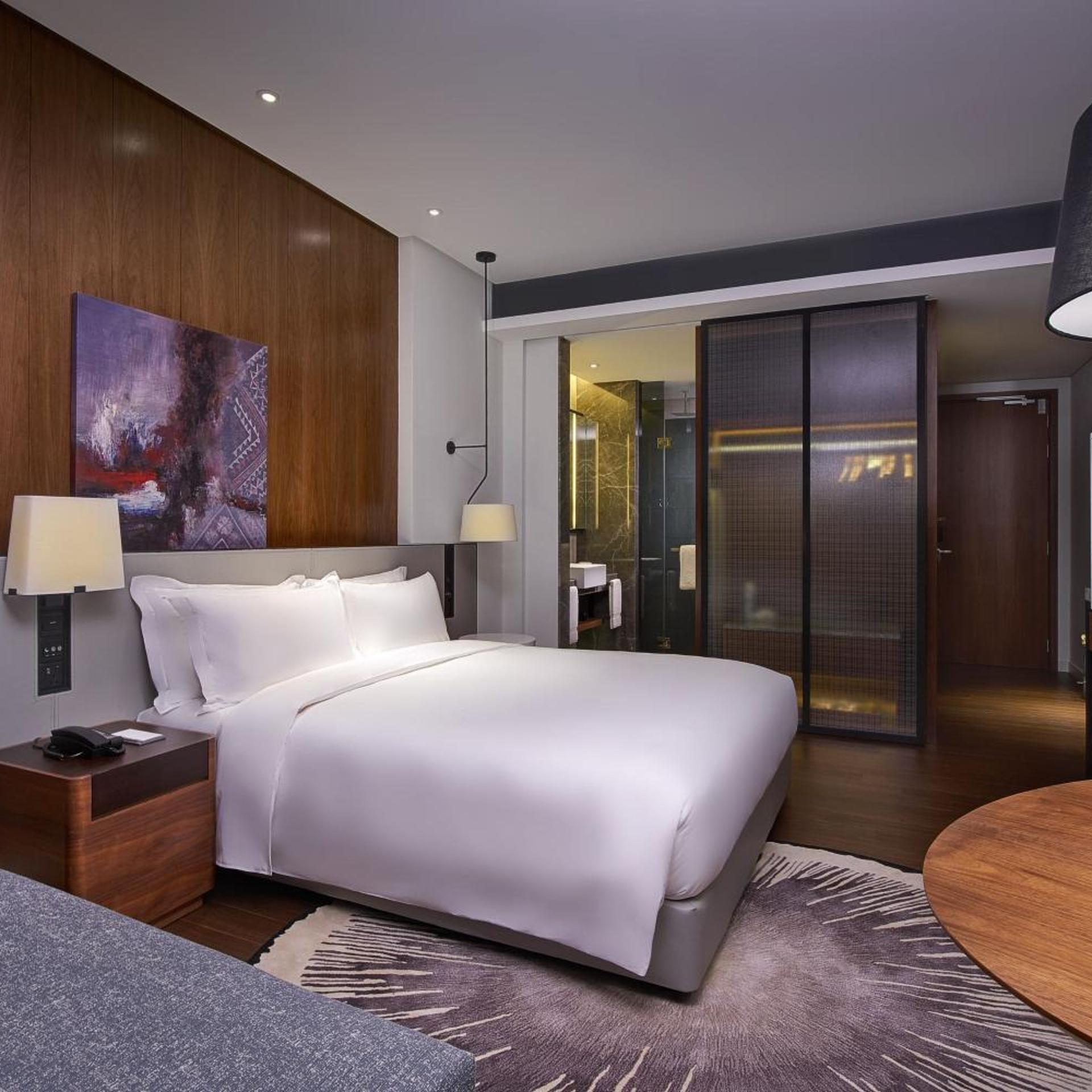 Deluxe, King Bed, Club Lounge Access