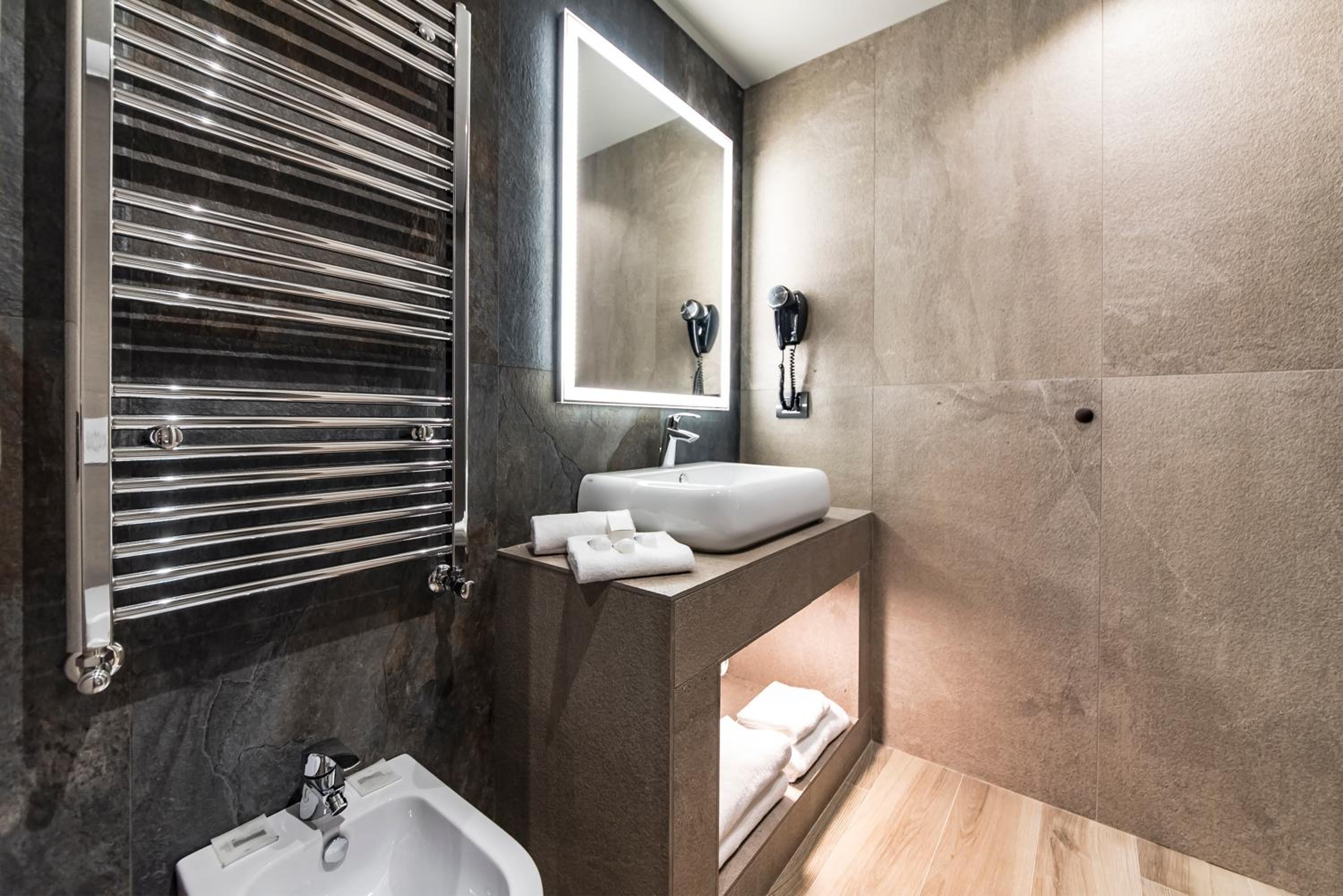جناح دوبلكس جونيور بسرير كوين مع أريكة، Just Hotel Milano 5/5