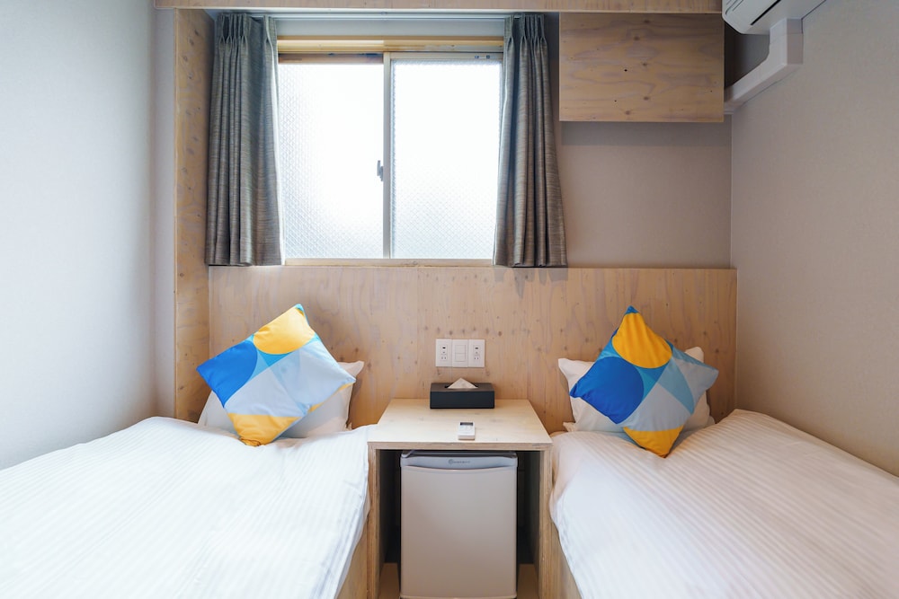 STANDARD, TWIN BEDS, SHARED BATHROOM