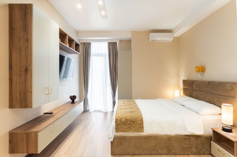 BASIC, QUEEN BED, BALCONY