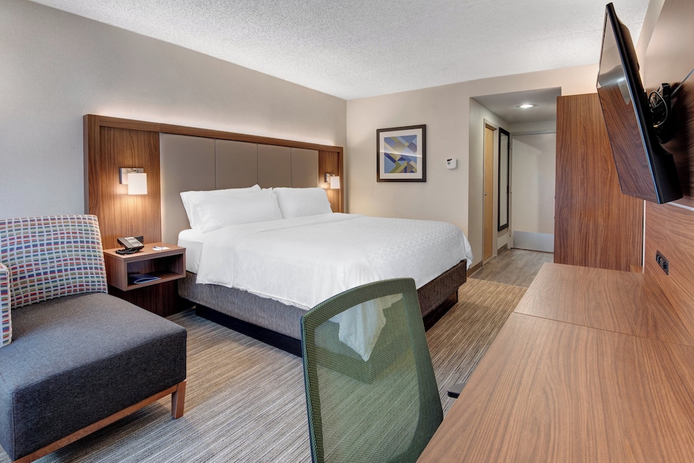 Holiday Inn Express & Suites West Long Branch - Eatontown 29/74