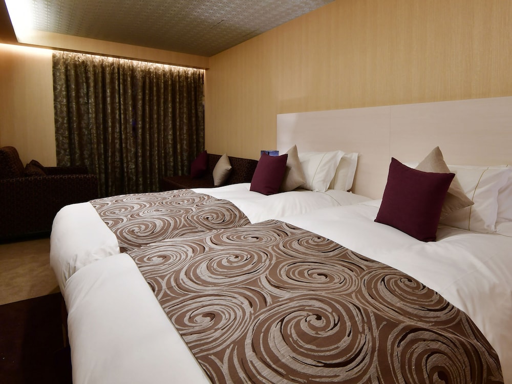 SEMI ROOM, DELUXE, 2 SEMI DOUBLE BEDS, WITH EXTRA BED, SMOKING