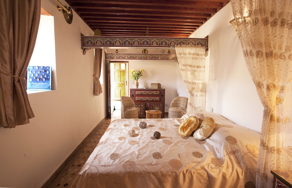 ROOM, DOUBLE OR TWIN BED