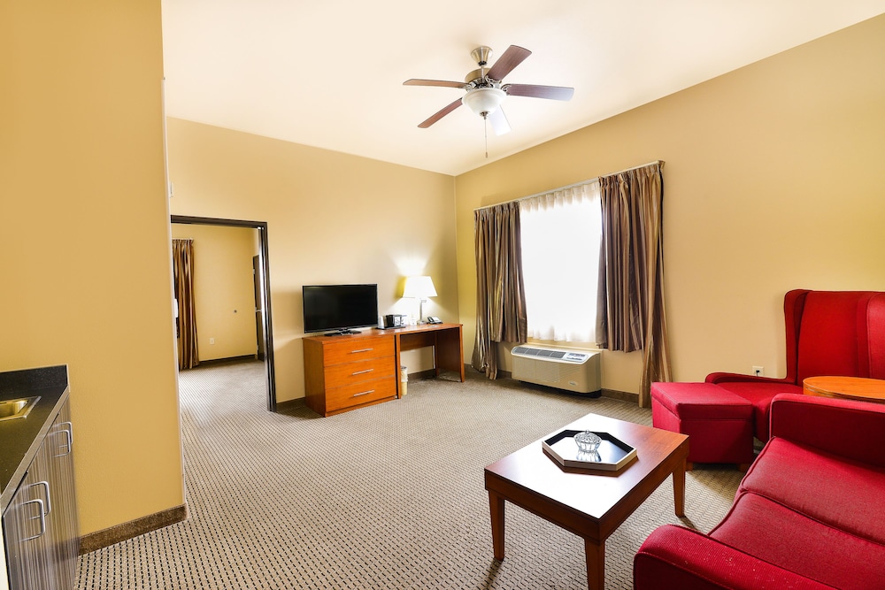 Baymont by Wyndham Grand Forks 34/43