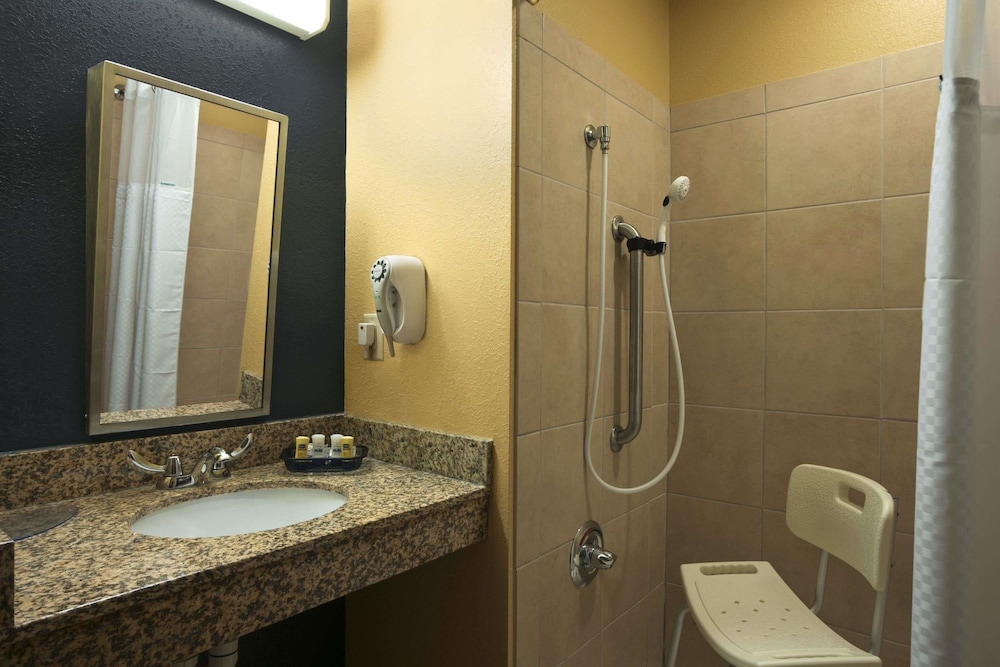 Quality Inn & Suites Washington PA 8/32