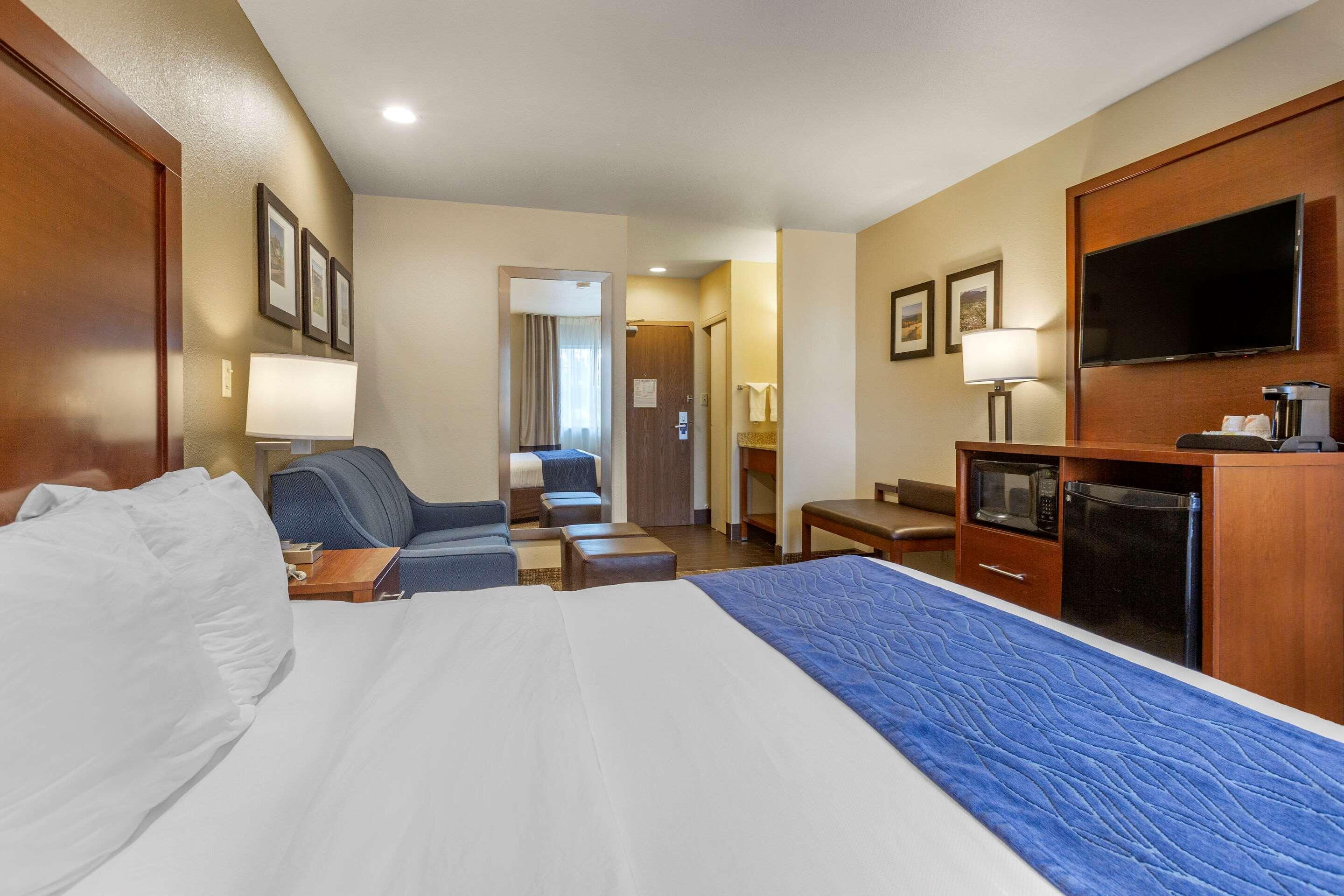 ROOM, KING BED