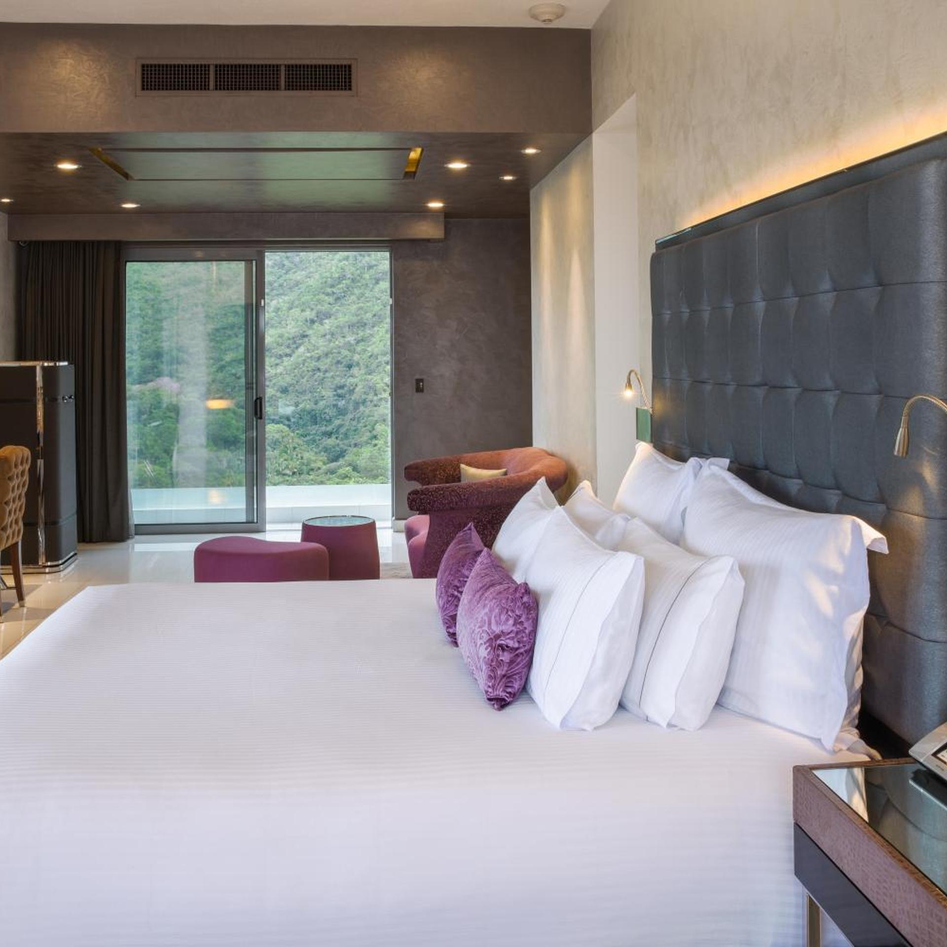 Suite, King Bed, North Wing, Corner