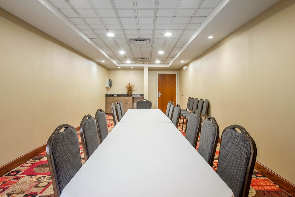 Comfort Suites Golden Isles Gateway 32/33