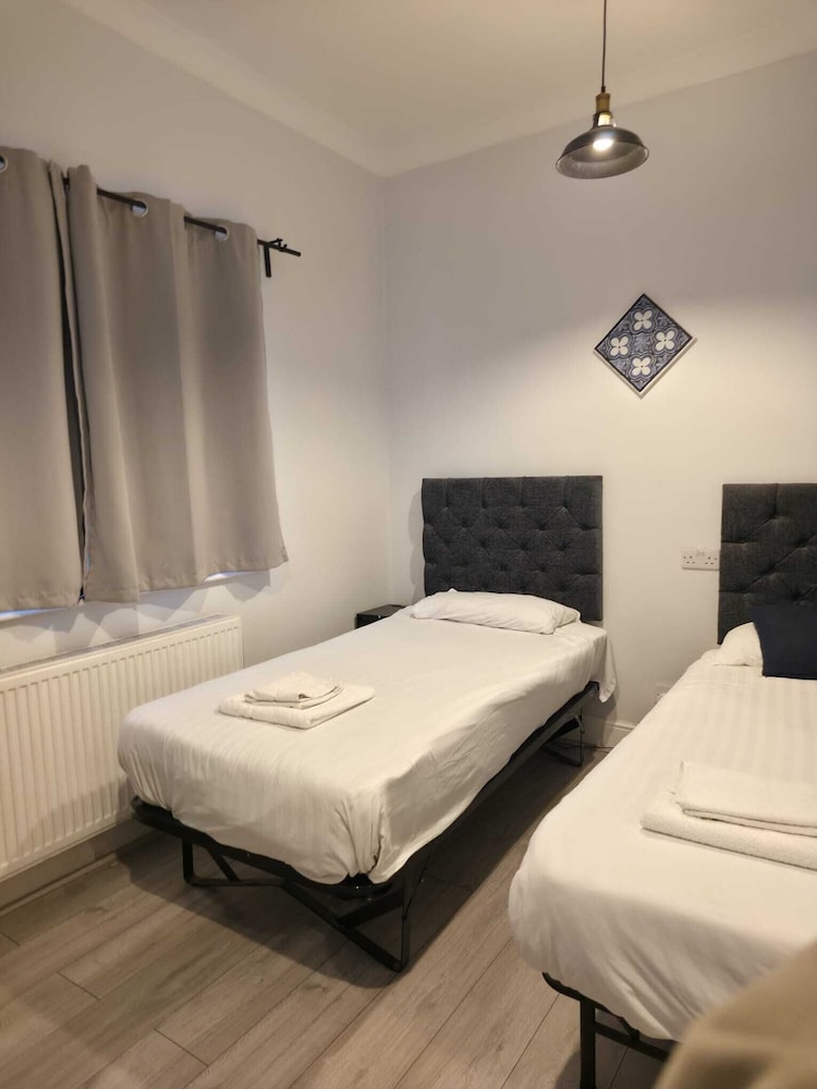 DELUXE, TWIN BEDS