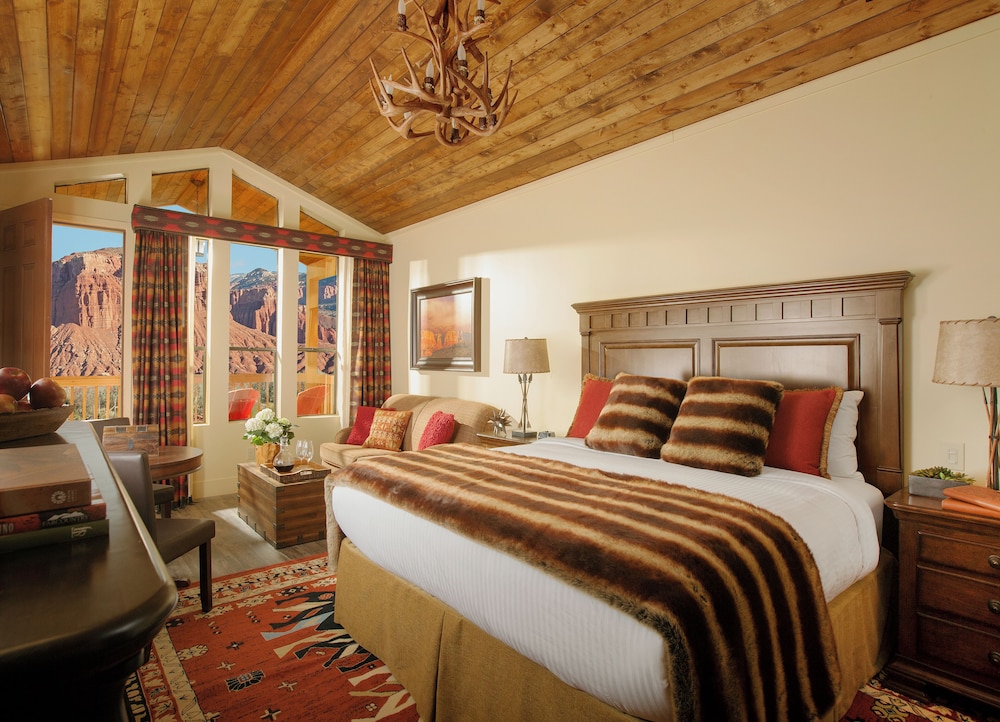 Red Cliff, Cabin, King Bed, Sofa