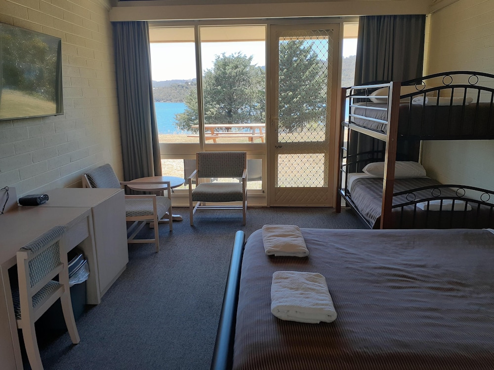 LAKE JINDABYNE HOTEL 34/75