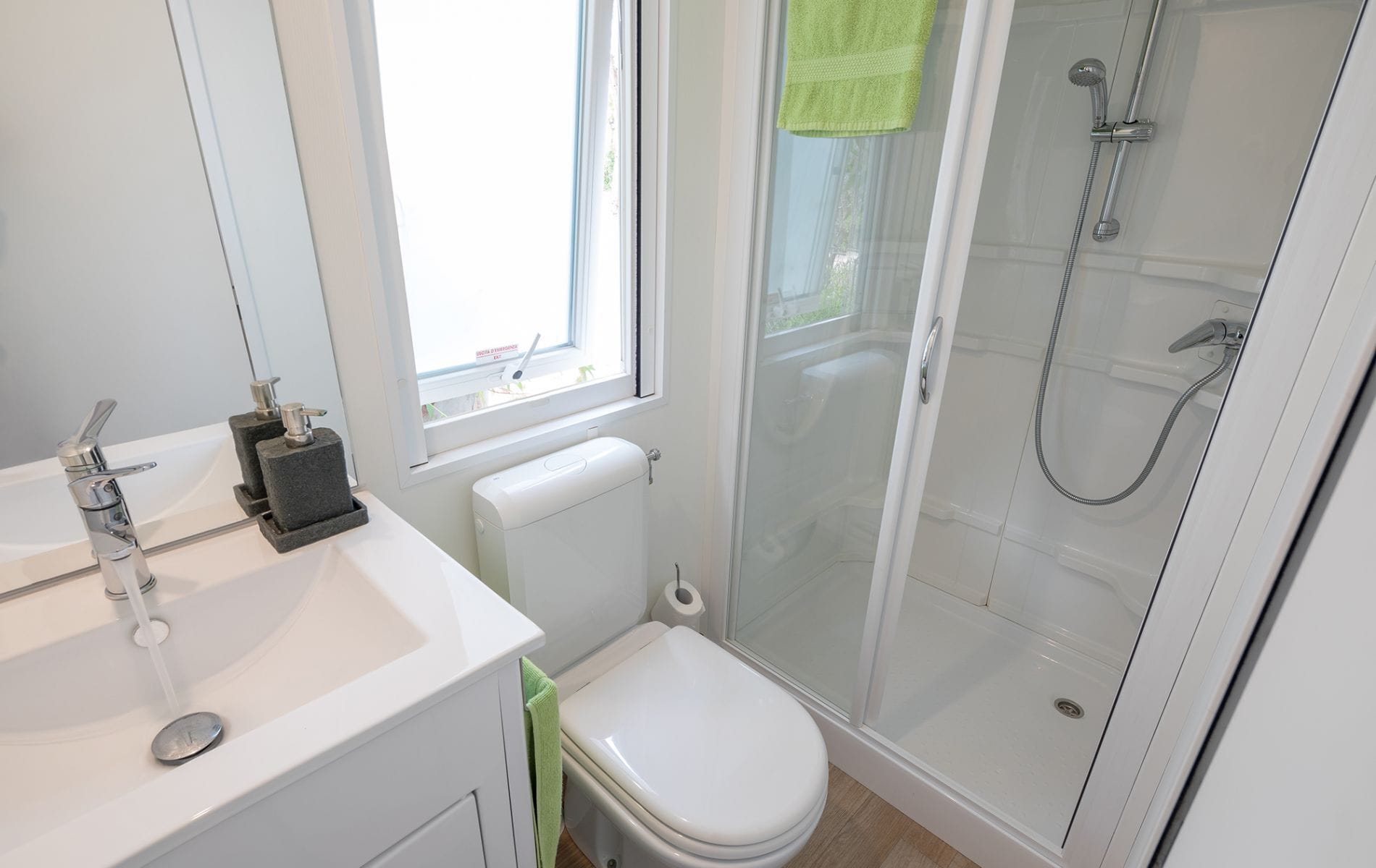 3 Bedrooms, Mobile Home, 1 Double and 4 Single Beds