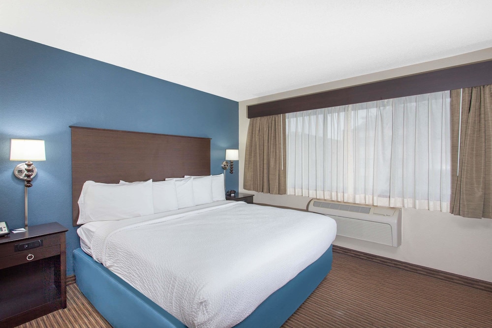 AmericInn by Wyndham Mankato Event Center 9/55