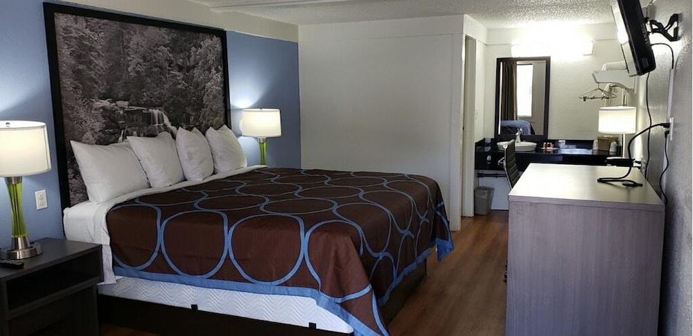 Super 8 by Wyndham Asheville/Biltmore 14/23