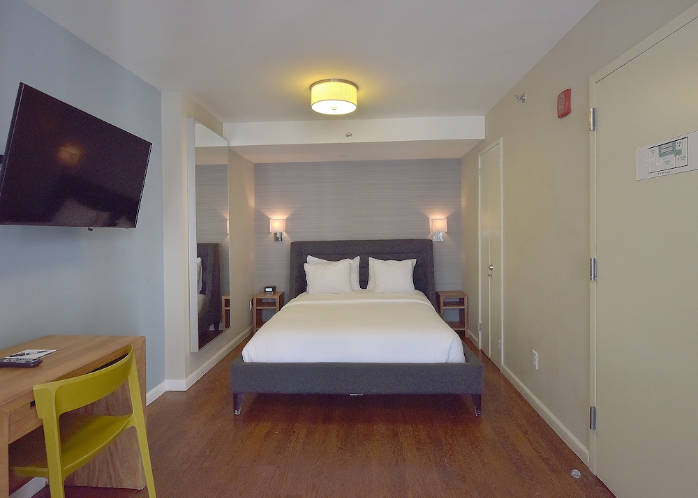 Hotel 32 32 30/78