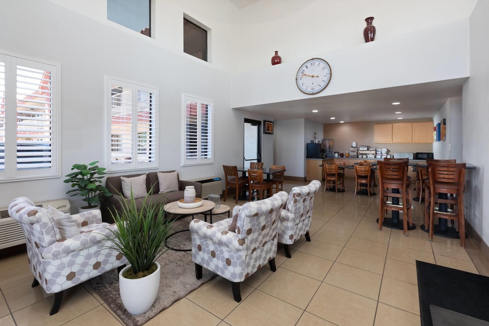 Super 8 by Wyndham Tucson/Grant Road Area AZ 25/50