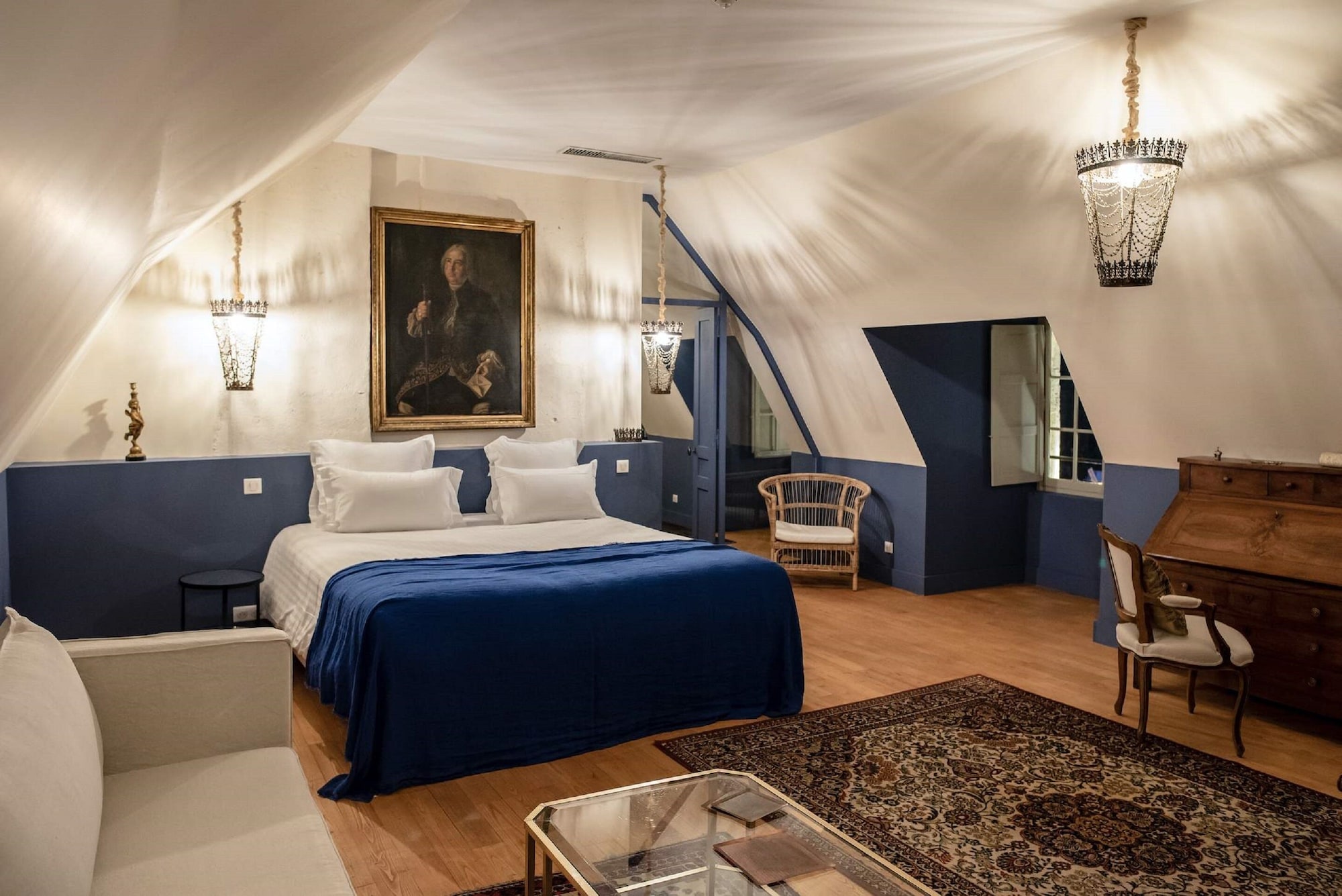 Royal, Suite, 1 King and 4 Single Beds, 2 Bathrooms