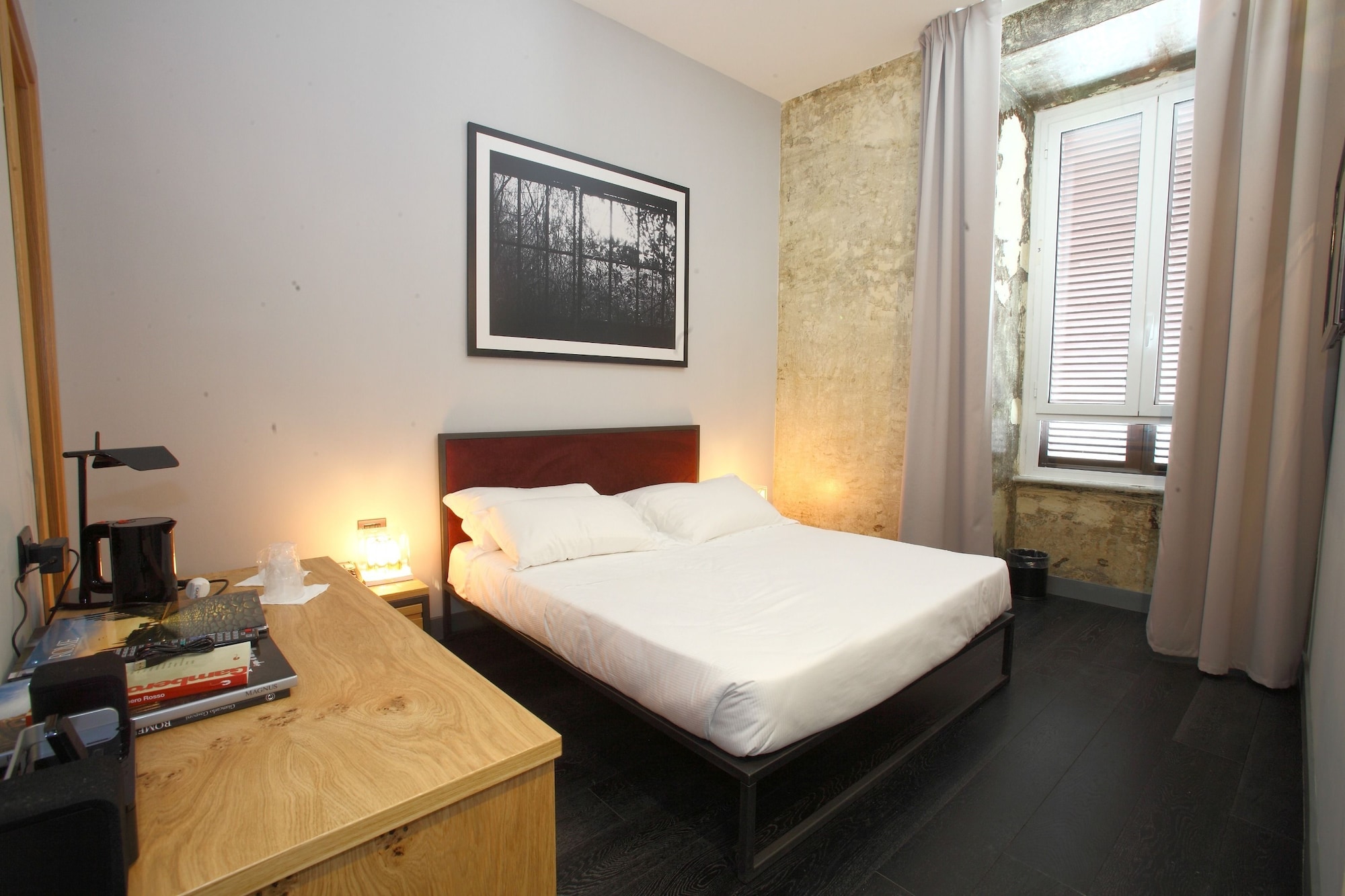 DELUXE, QUEEN BED, INTERIOR VIEW