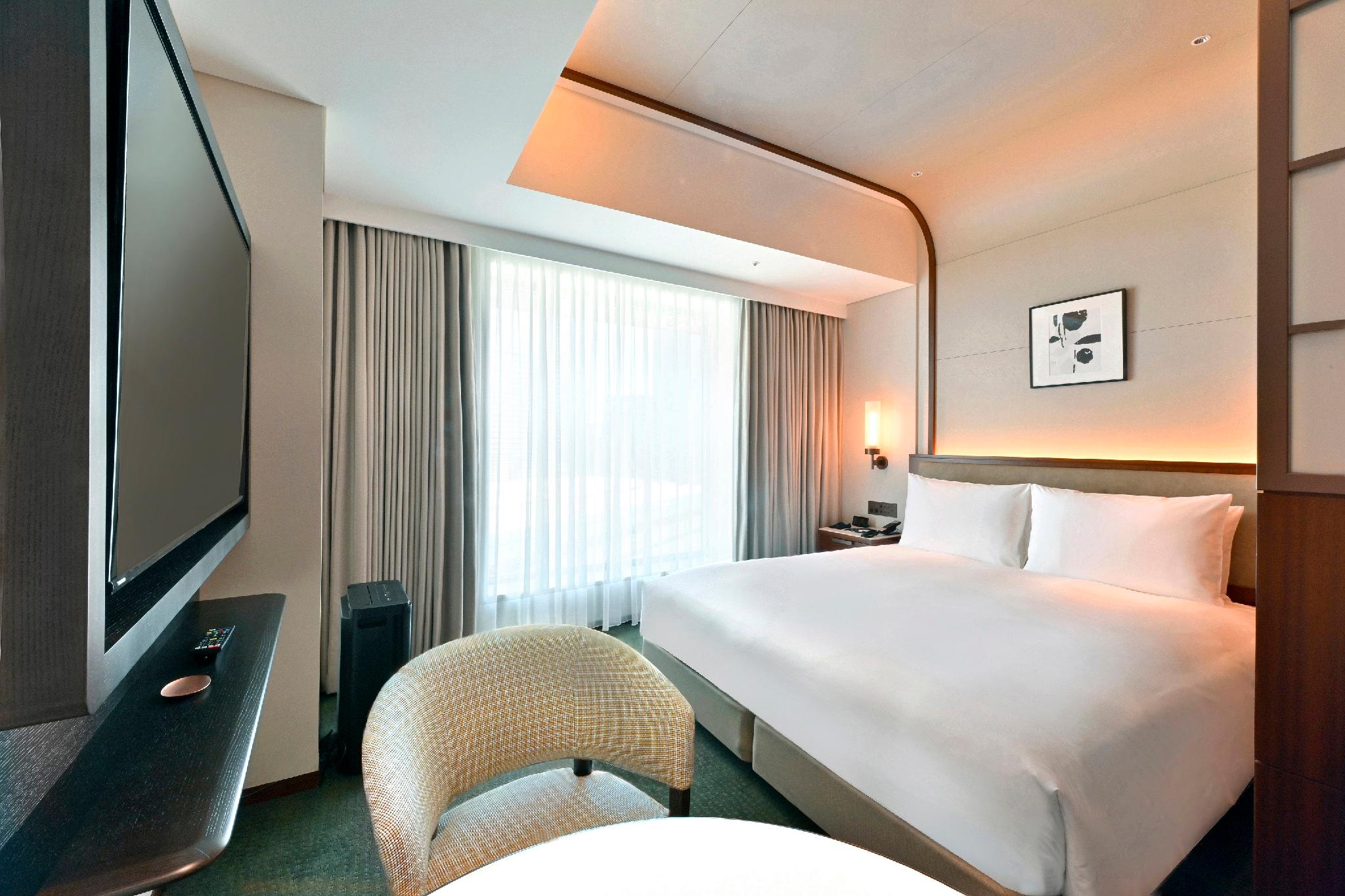 Moderate, King Bed, City View