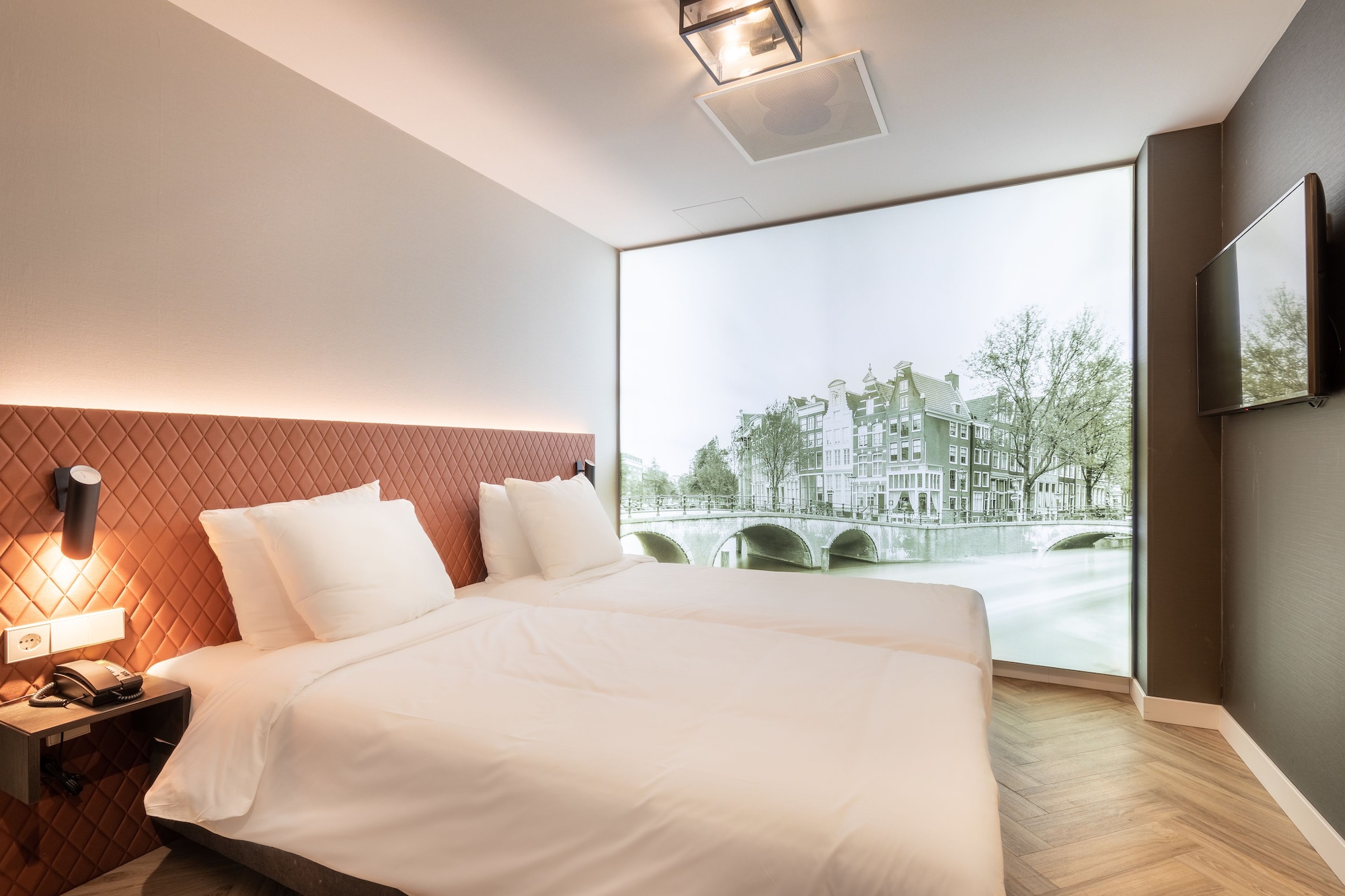 COMFORT, DOUBLE OR TWIN BED, NO WINDOW