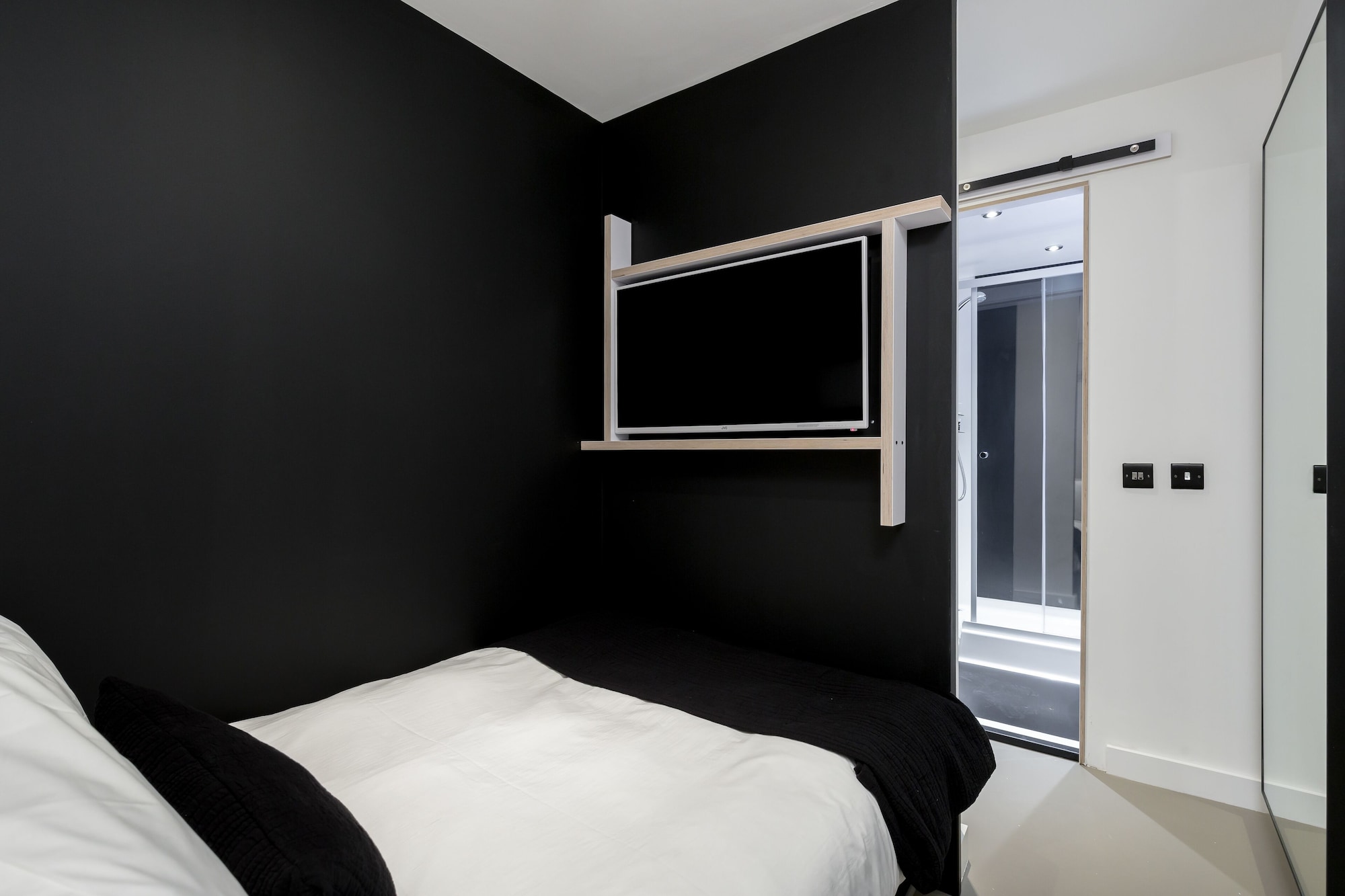 ROOM, SINGLE