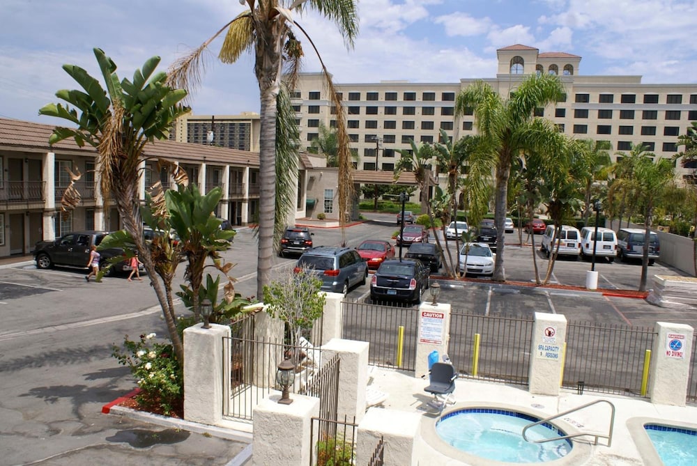 Queens Inn Anaheim 47/57