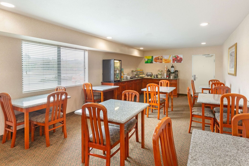 Quality Inn & Suites Oceanside Near Camp Pendleton 32/50