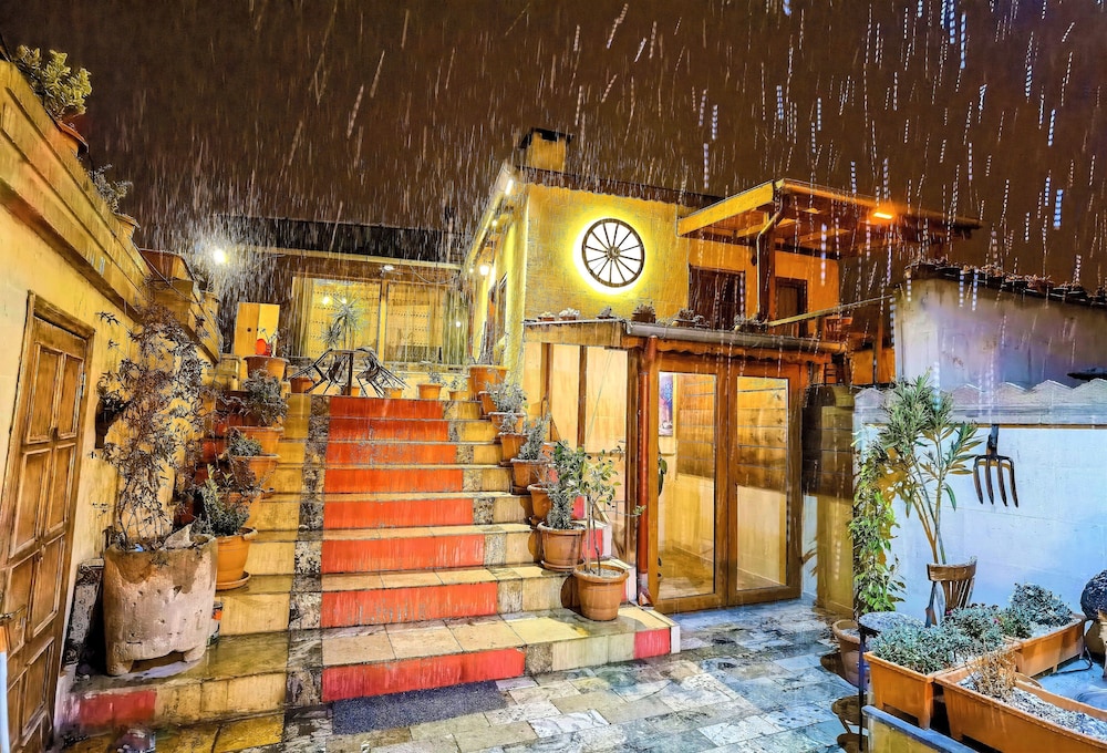 Larissa Cave Hotel 3/50