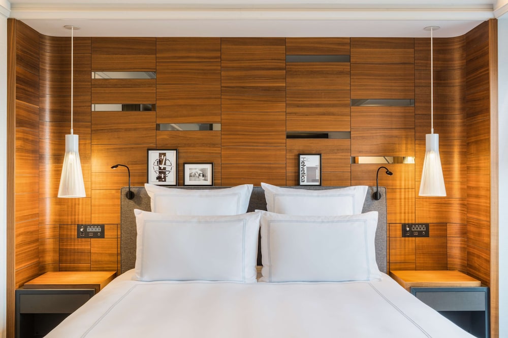 PRESTIGE, SUITE, KING BED, EXECUTIVE LOUNGE ACCESS, HIGH FLOOR