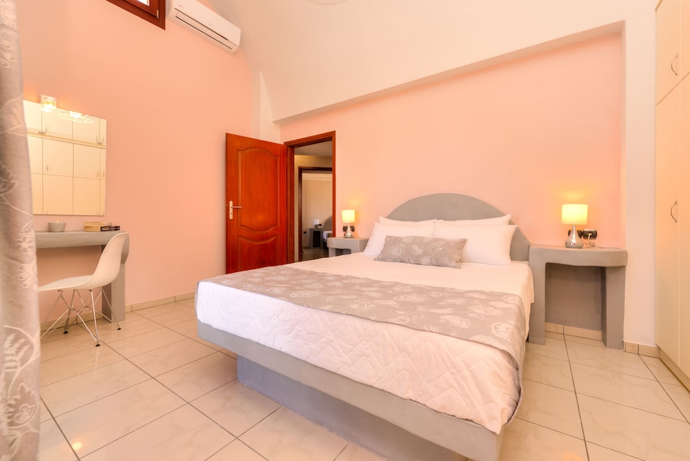 Akrotiri Apartments 7/50
