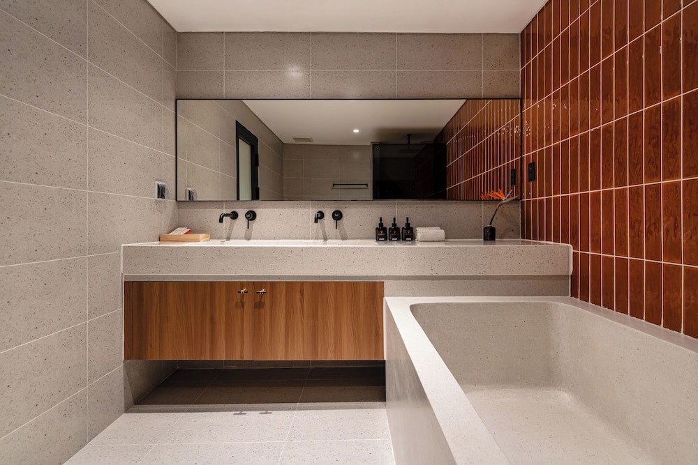 Metrolux City Contemporary Hotel 49/50