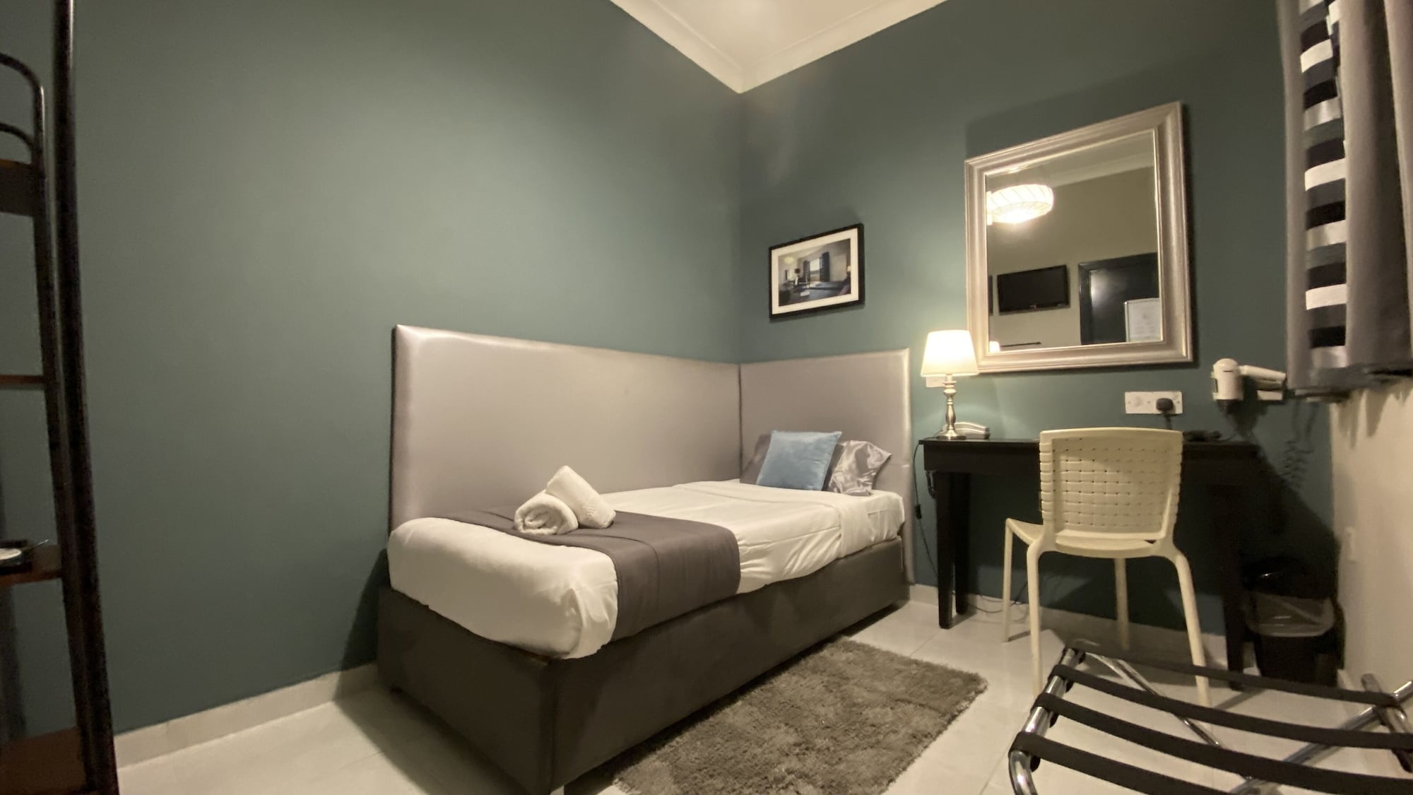 ROOM, SINGLE, SMALL