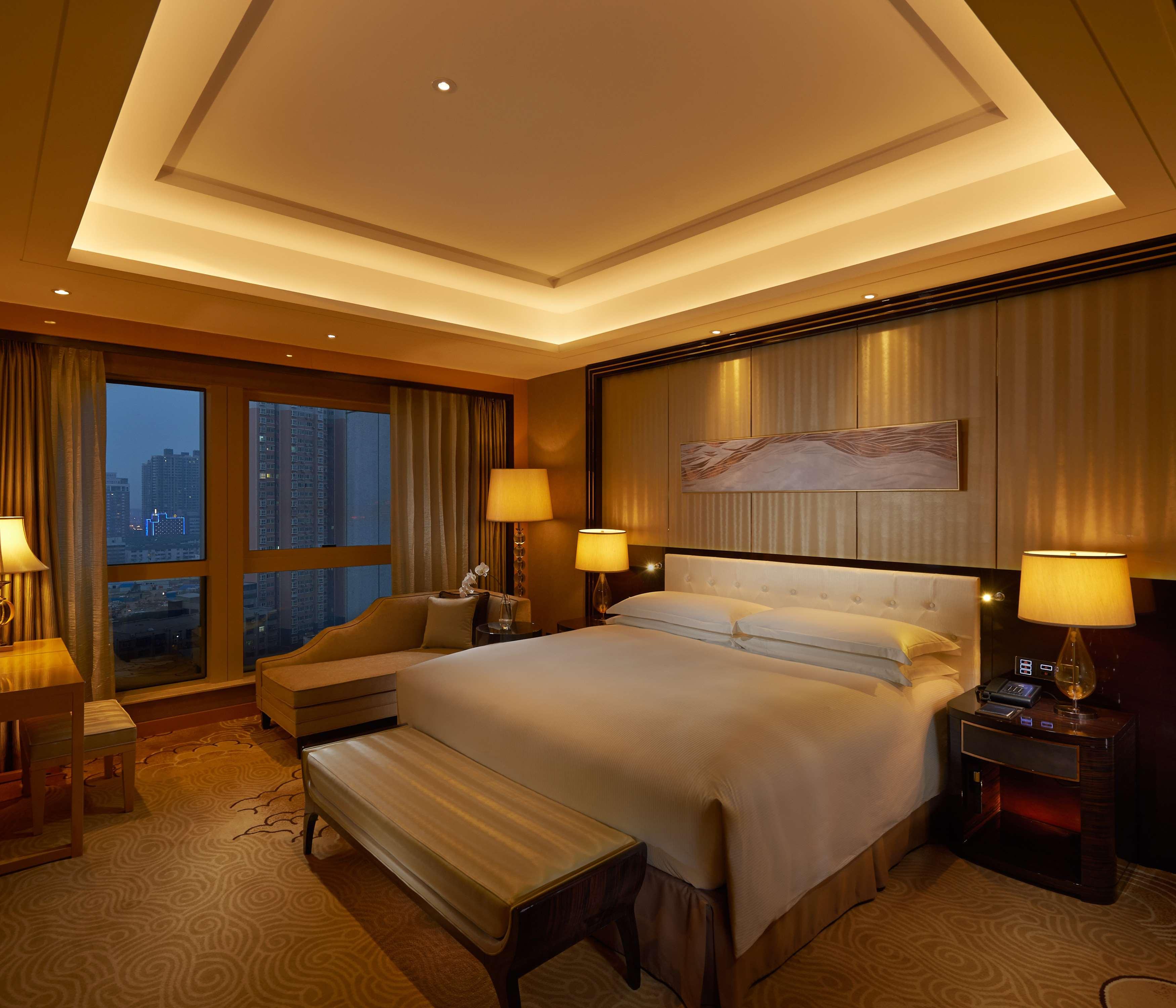 1 BEDROOM, SUITE, KING BED, LOUNGE ACCESS