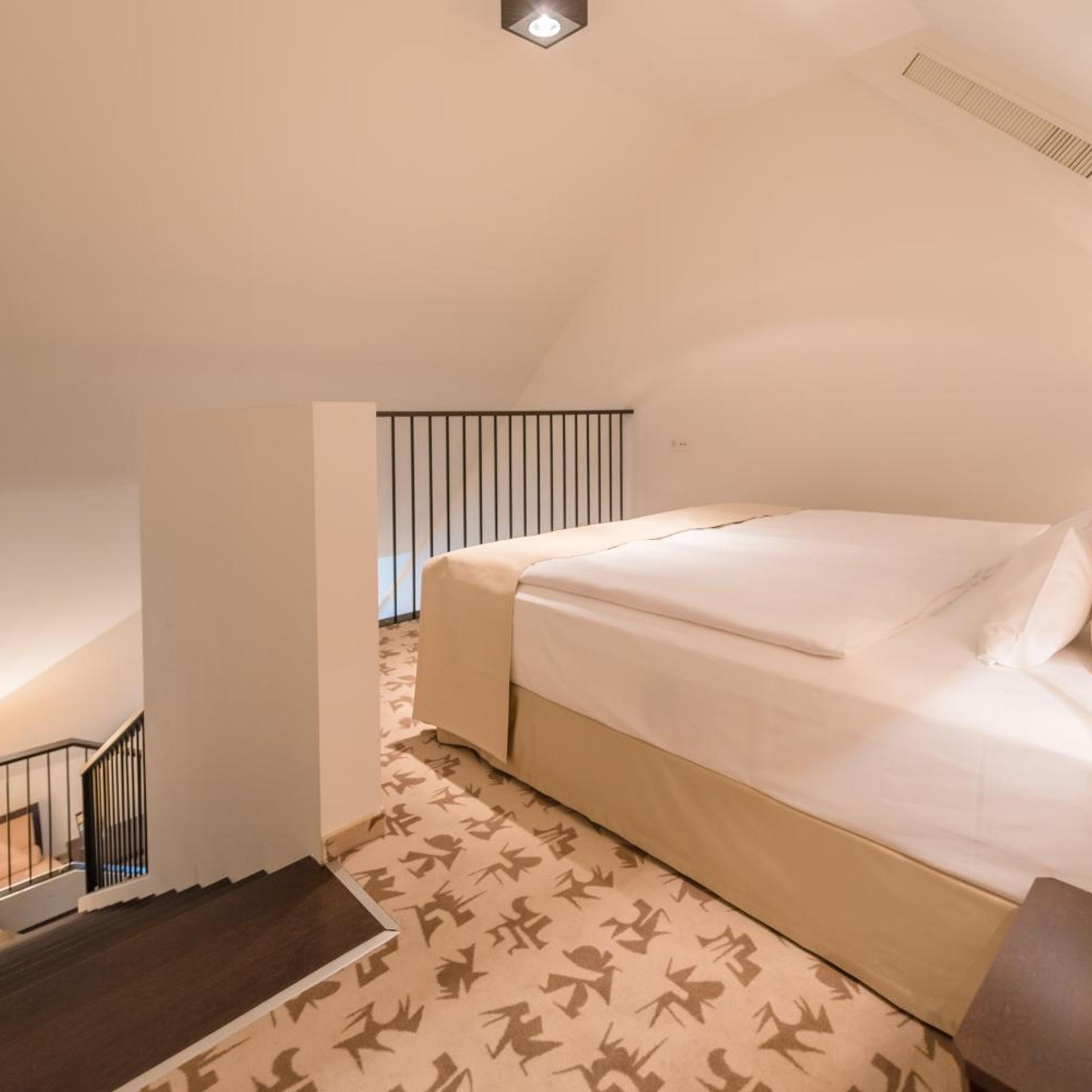 DUPLEX, TWIN BEDS