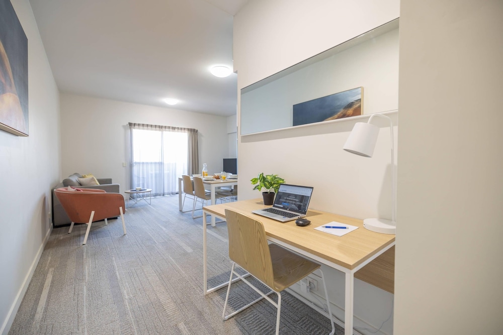 Efficiency, Suite, King Bed