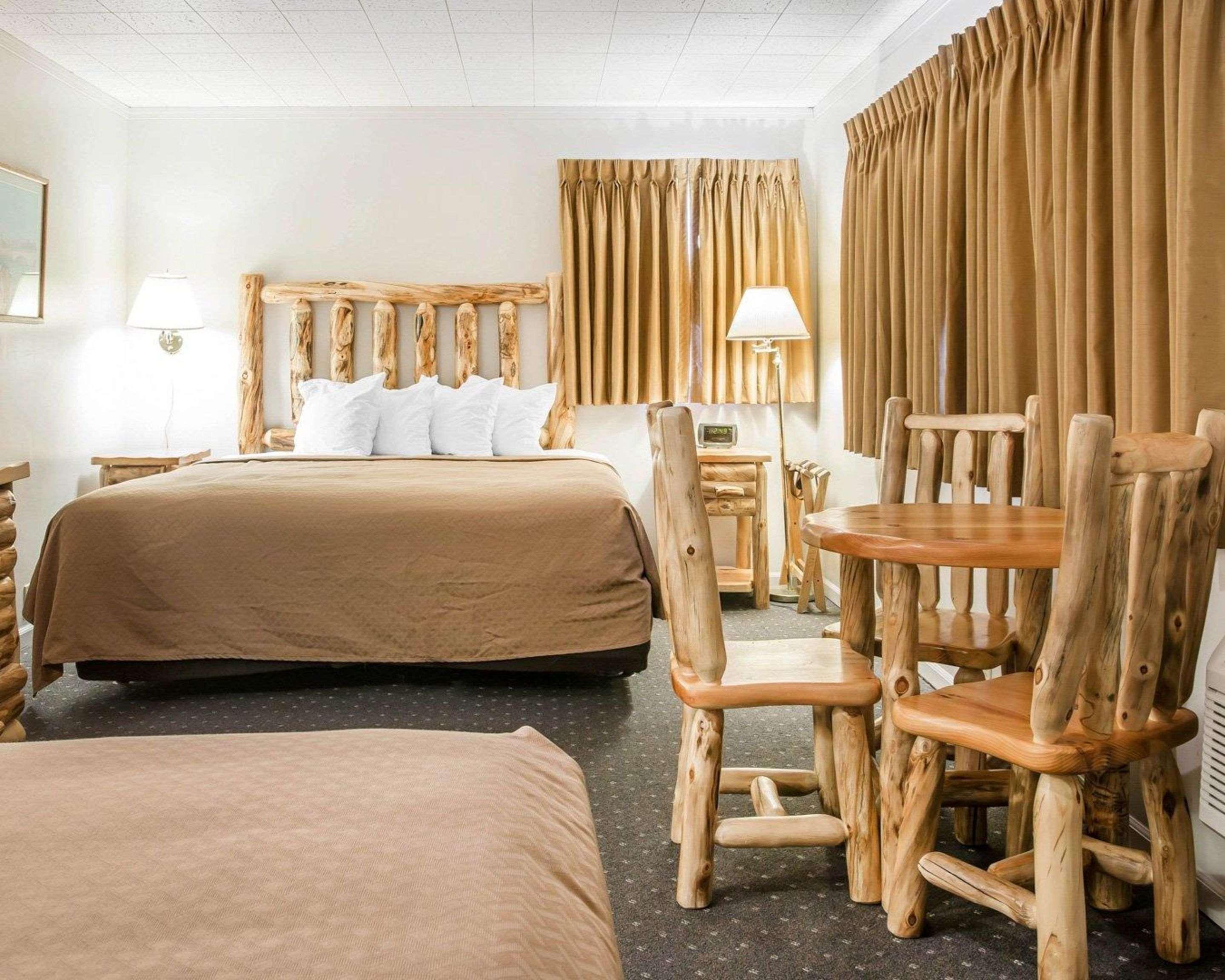 SUITE, KING BED