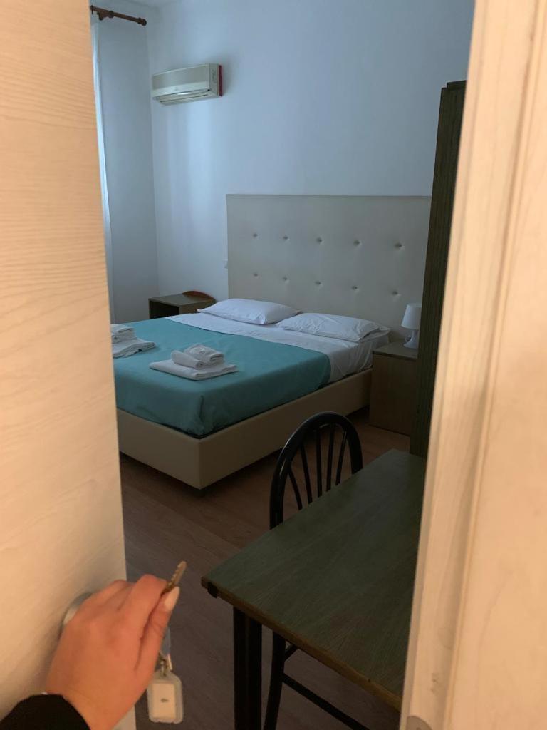ROOM, DOUBLE BED