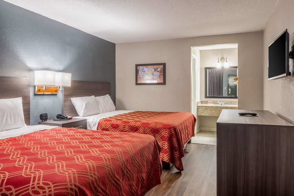 Econo Lodge East Ridge 12/36
