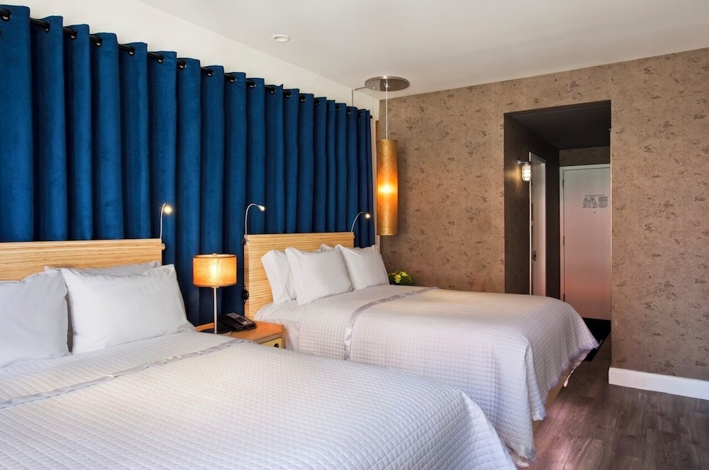 DELUXE, 2 DOUBLE BEDS