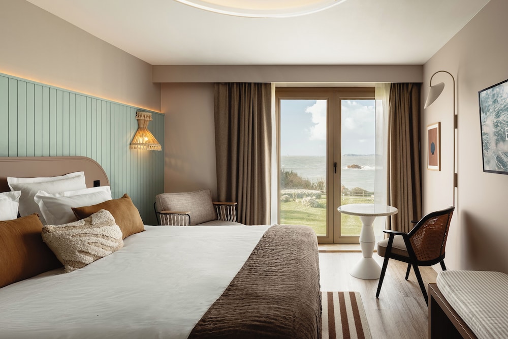 Deluxe, Queen Bed, Full Sea View