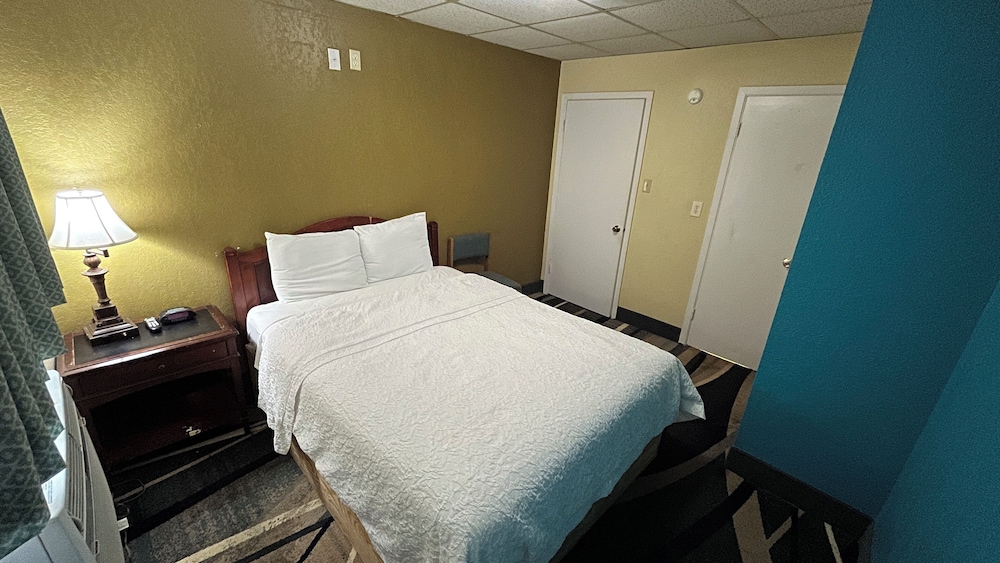 Family, Apartment, 3 Queen Beds, Extended Stay Snyder 6/10