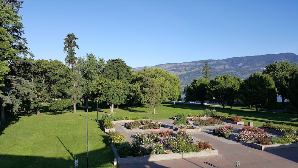 Hotel Zed Kelowna 41/43