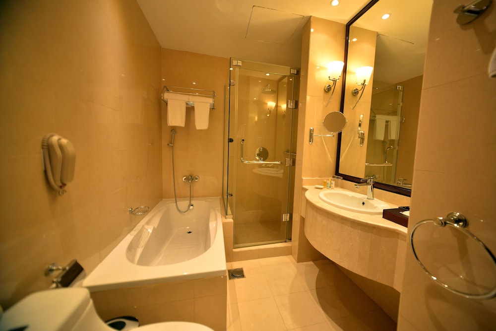 Strato Hotel By Warwick 13/28