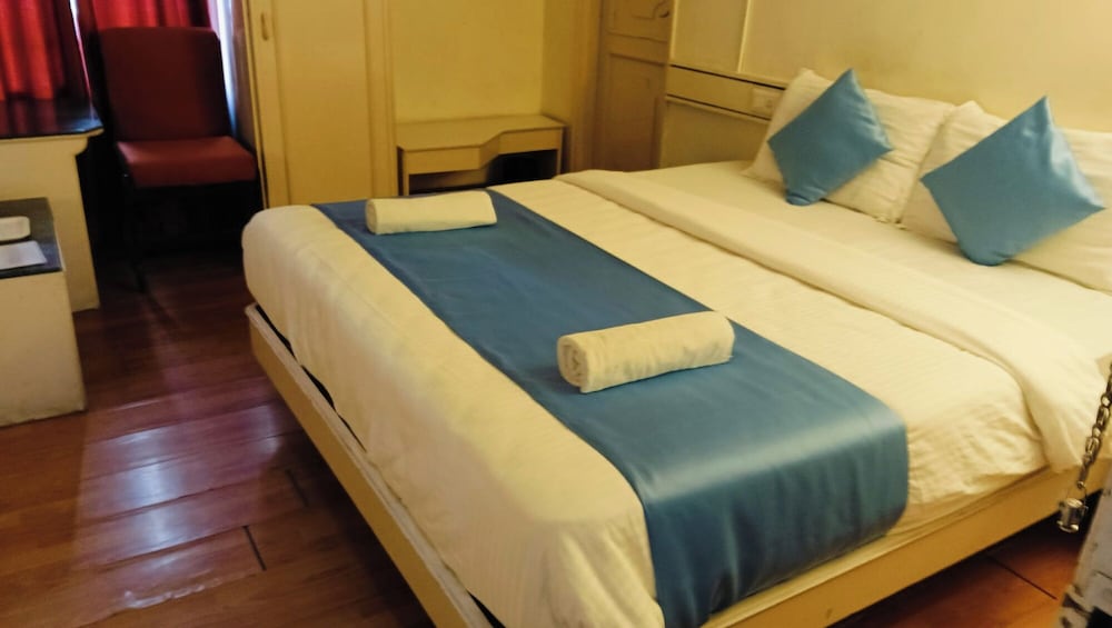 Hotel Crown Ahmedabad 17/43
